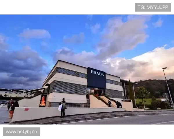 阿尔瓦雷斯训练完直接去奢侈品店扫货，这哪是踢球的，分明是走秀的